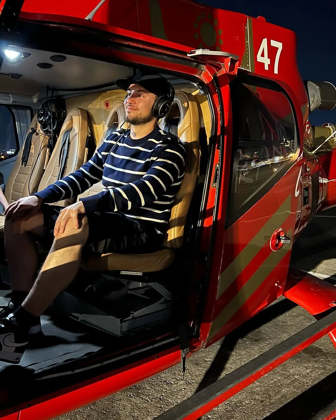 Fatih mit Headset in einem roten Helikopter in Las Vegas.