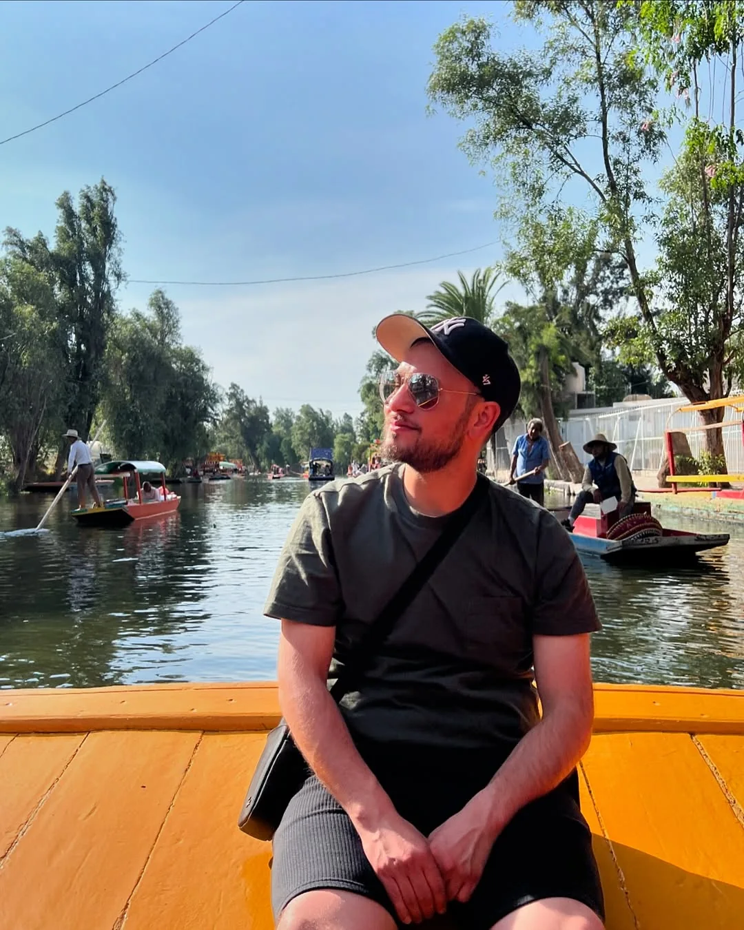 Fatih auf einem gelben Boot in den Kanälen von Xochimilco.