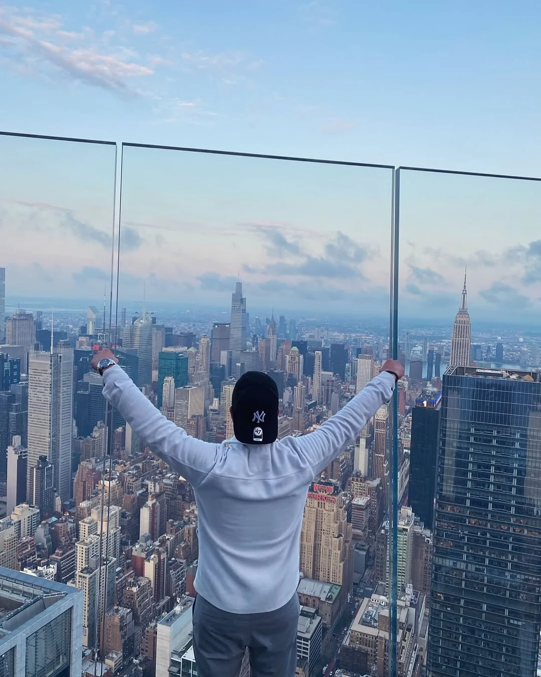 Fatih mit ausgestreckten Armen auf einer Aussichtsplattform über Manhattan