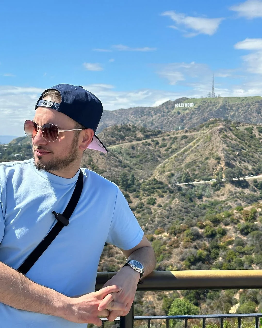 Fatih mit Sonnenbrille vor dem Hollywood-Schriftzug.
